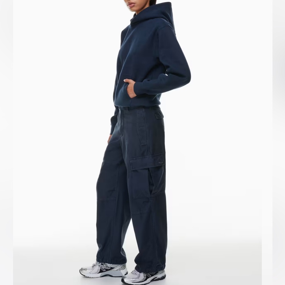 Aritzia TNA navy blue cargo pants size 2